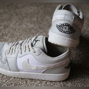 Women’s Nike Air Jordan Gray and White Sneakers (size 7)